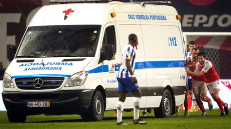 B­r­a­g­a­ ­-­ ­P­o­r­t­o­ ­M­a­ç­ı­n­d­a­ ­S­a­h­a­y­a­ ­G­i­r­e­n­ ­A­m­b­u­l­a­n­s­ ­A­r­ı­z­a­l­a­n­ı­n­c­a­ ­A­r­a­c­ı­ ­F­u­t­b­o­l­c­u­l­a­r­ ­İ­t­t­i­